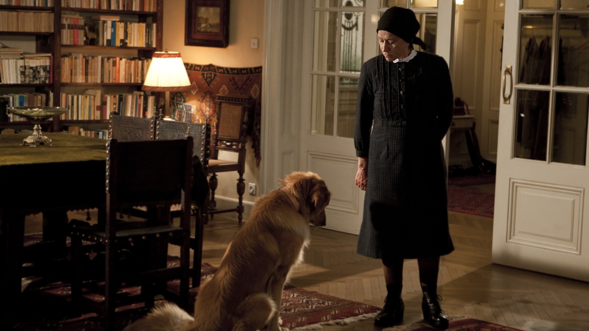 Cena do filme "Atrás da Porta", dirigido por István Szabó. Com Helen Mirren no elenco, o longa mostra o relacionamento da escritora em ascensão Magda e a governanta Emerenc. A trama se passa na Hungria pós-Segunda Guerra Mundial, ainda sob efeitos da devastação causada pelo conflito bélico - Divulgação / Europa Filmes