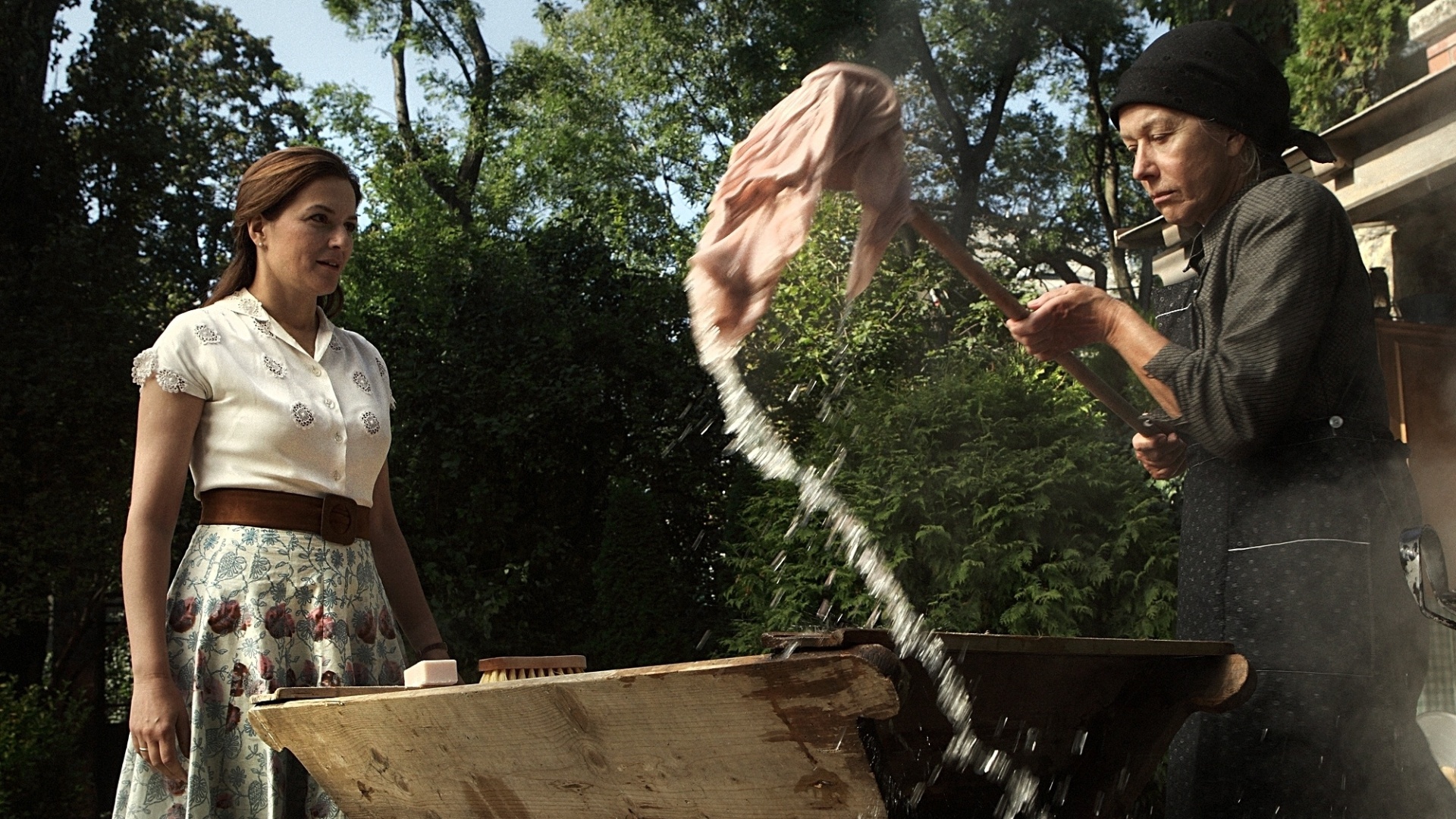 Cena do filme "Atrás da Porta", dirigido por István Szabó. Com Helen Mirren no elenco, o longa mostra o relacionamento da escritora em ascensão Magda e a governanta Emerenc. A trama se passa na Hungria pós-Segunda Guerra Mundial, ainda sob efeitos da devastação causada pelo conflito bélico - Divulgação / Europa Filmes