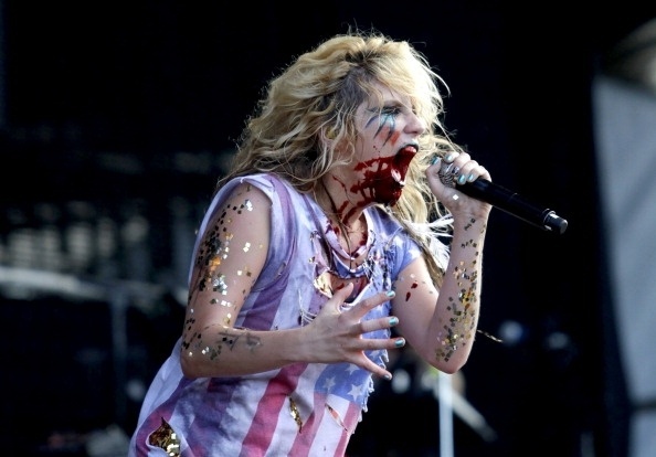 Em entrevista à revista NME, a cantora contou que já recebeu uma faca ensanguentada de um fã. "Junto com o 'presente' estava um bilhete que dizia que se eu não fosse dele, então, ele poderia vir e me levar. Eu fiquei com medo que ele me transformasse em um abajur para expor em sua estante", disse. Ainda esquisitices, Ke$ha "bebeu sangue" durante o show  no Rock in Rio, em 2011. Ela pegou algo que parecia ser o coração de animal e fez jorrar um líquido vermelho do objeto - Getty