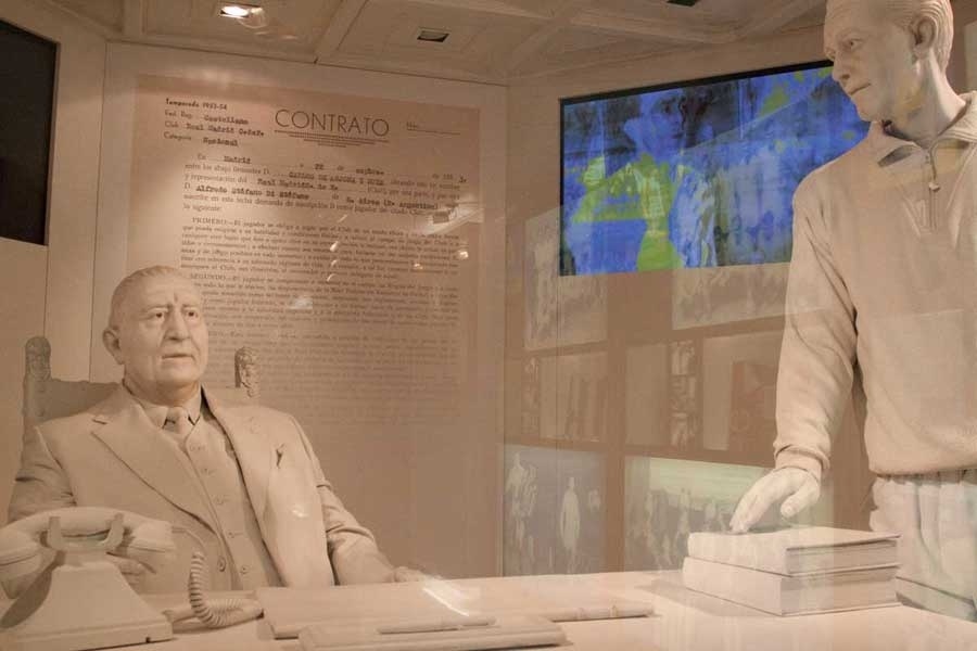 Estátuas representam "o melhor presidente da história", Santiago Bernabéu, e o "melhor jogador de todos os tempos do clube", di Stéfano - Heloísa Dall'Antonia/UOL