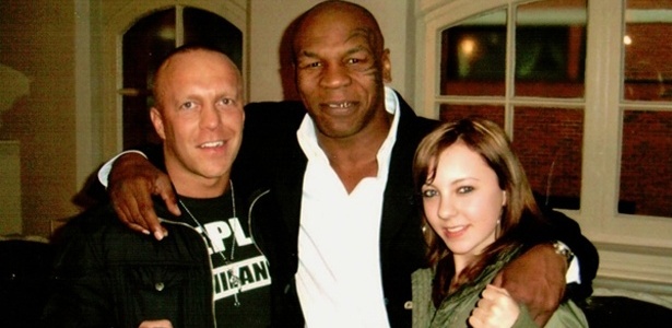 Ex-lutador de muay thai Ramon Dekkers posa com o ex-pugilista Mike Tyson - Divulgação