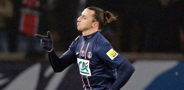 Sueco Ibrahimovic comemora gol na partida do PSG contra o Olympique de Marselha - REUTERS/Jacky Naegelen