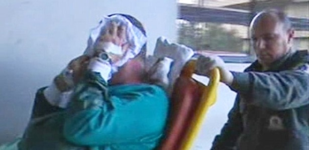 Michael Rennie chega ao hospital de Luxor, no Egito, nestas imagens veiculadas em uma emissora de TV - Reprodução Daily Mail