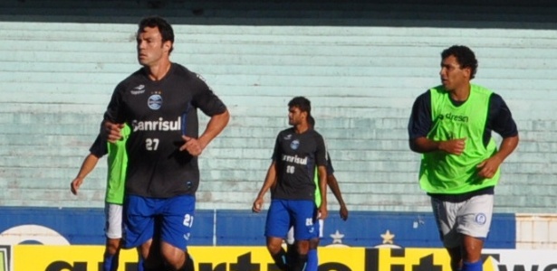 Kleber (f), do Grêmio, inspirou cruzeirense Vinícius Araújo a jogar com a camisa 30 - Marinho Saldanha/UOL Esporte