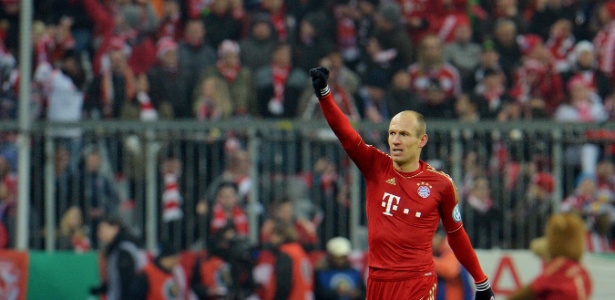 Robben, do Bayern, comemora seu golaço no duelo contra o Borussia Dortmund - AP Photo/Kerstin Joensson