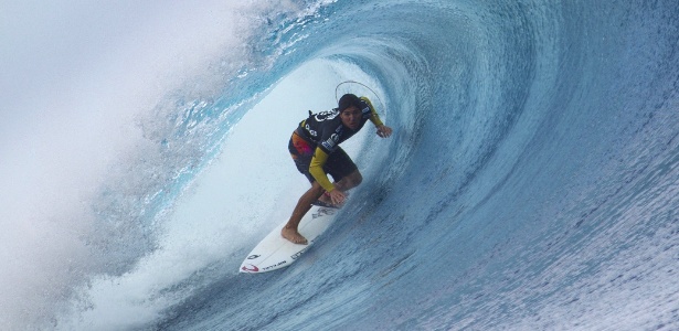 Brasileiro Gabriel Medina surfa em Fiji, onde conseguiu tubo que lhe rendeu nota 10 e prêmio - AFP PHOTO/ASP International/Kirstin Scholtz