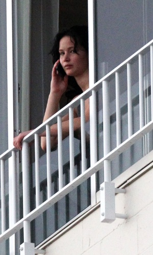26.fev.2013 - Após ganhar o Oscar de melhor atriz pelo filme "O Lado Bom da Vida", Jennifer Lawrence é fotografada sem maquiagem e com os cabelos pintados em sacada de hotel no Havaí, falando ao telefone