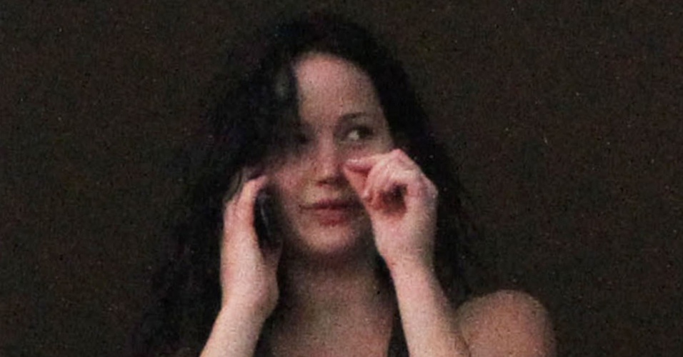 26.fev.2013 - Após ganhar o Oscar de melhor atriz pelo filme "O Lado Bom da Vida", Jennifer Lawrence é fotografada falando ao telefone e mexendo no nariz em sacada de hotel no Havaí