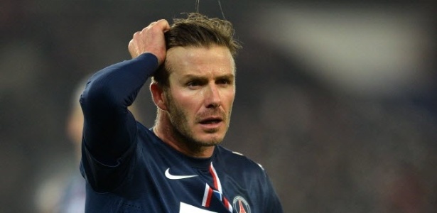 Beckham arruma o cabelo durante partida entre PSG e Olympique, pela Copa da França - AFP PHOTO/MIGUEL MEDINA