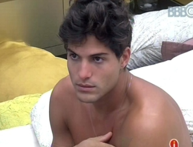28.fev.2013 - André acorda no quarto do líder e fala para Fernanda que falta apenas um mês para acabar o reality