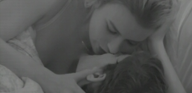 28.fev.2013 - Fernanda e André se beijam no quarto do líder após reatarem romance na festa Flores