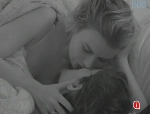 28.fev.2013 - Fernanda e André se beijam no quarto do líder após reatarem romance na festa Flores