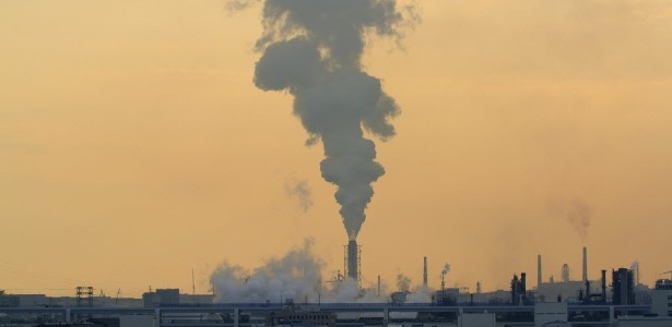 Fumaça é expelida de chaminé em fábrica de Tóquio, no Japão - Franck Robichon/Efe