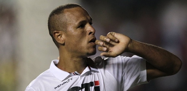 Luis Fabiano volta a ser esperança de gols do São Paulo - AP Photo/Andre Penner)