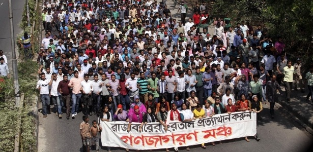 Em fevereiro, uma multidão marchou pelos arredores de tribunal em Dacca (Bangladesh) para exigir pena de morte para o islamita Delawar Hossain Sayedi, um dos líderes do partido radical Jamaat-e-Islami, por seu envolvimento em crimes na guerra de 1971 - 28.fev.2013 - Abir Abdullah/EFE
