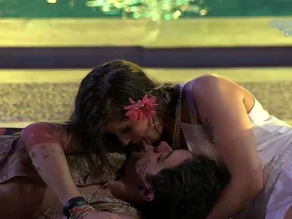 28.fev.2013 - Nasser e Andressa trocam beijos apaixonados durante a festa