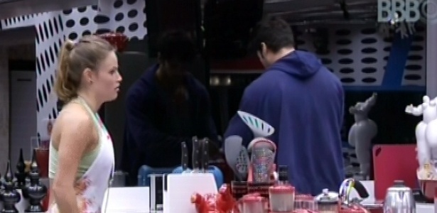 28.fev.2013 - Natália e Marcello conversam, na cozinha da csa grande, sobre a festa que aconteceu nesta madrugada