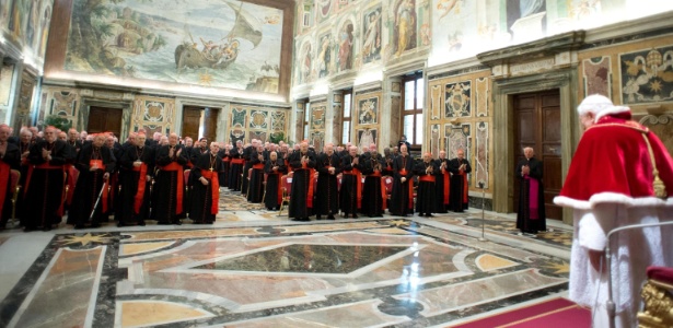 Papa Bento 16 (2005-2013) fala a cardeais no Salão Clementino do Vaticano no último dia de seu pontificado - Osservatore Romano/EFE