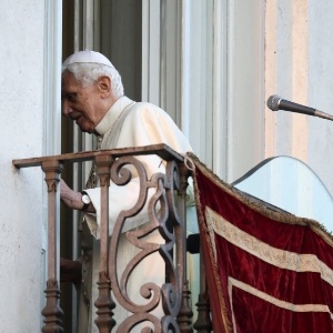 Papa Bento 16 sai da sacada da residência pontifícia em Castel Gandolfo, ao sul de Roma, após discursar a fiéis pela última vez como líder da Igreja Católica - Max Rossi/Reuters - 28.fev.2013