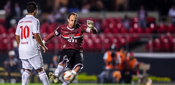 Rogério Ceni já usou uma camisa bordô: o fato se deu na Libertadores 2013 - Leonardo Soares/UOL