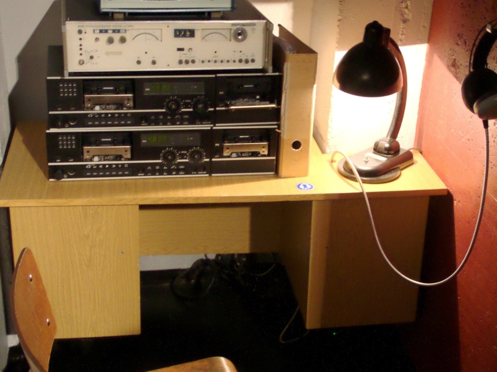 Áreas como trabalho, educação, mídia e cultura são alguns dos temas das salas que fazem parte do DDR (www.ddr-museum.de), museu de Berlim que recria o período do socialismo na antiga República Democrática Alemã. Mais do que retratar os duros anos por trás do Muro do Berlim, o museu tem como foco particularidades do cotidiano daquela gente - Divulgação