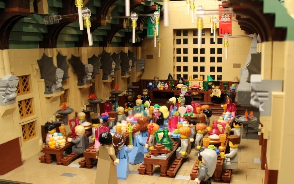 Detalhe da sala de reuniões de Hogwarts em maquete de Alice Finch - Bippity Bricks/Flickr