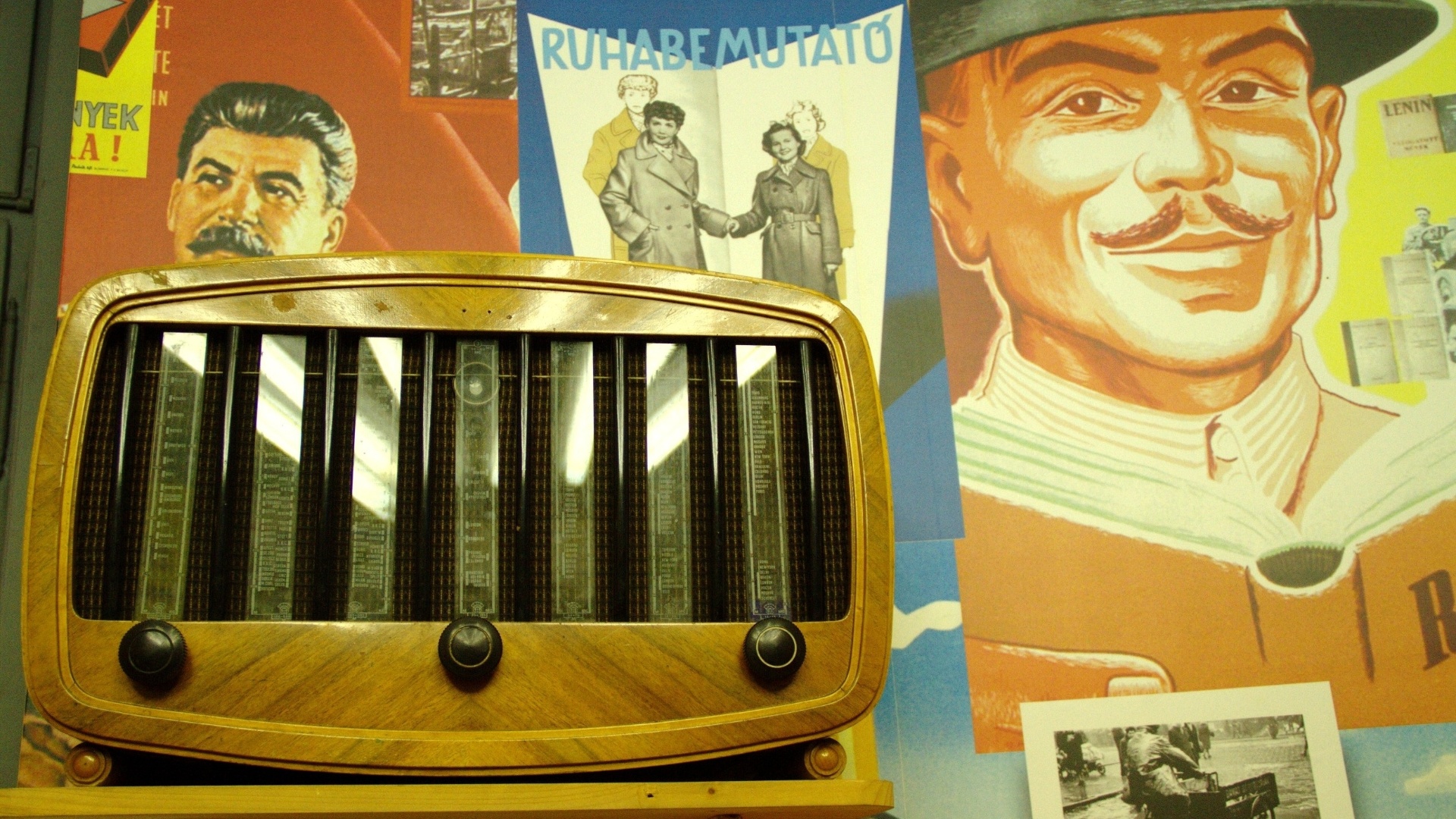 Detalhe da sala 'Hall da Propaganda', espaço da Casa do Terror, em Budapeste, que abriga objetos relacionados à difusão do sistema comunista na Hungria, a partir da década de 40. Localizado em um edifício renascentista de 1880, o museu abriga celas, salas de tortura e imagens de forte impacto relacionadas ao período dos sistemas totalitários impostos em toda a Hungria - Divulgação