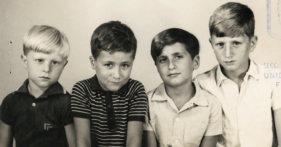 Em 1969, Gustavo Germano (à esq.) e seus três irmãos posaram para este retrato de família na Argentina. Vários anos depois, eles acabariam sendo vítimas da chamada "Guerra Suja" do país, na qual cerca de 30 mil pessoas foram sequestradas, torturadas ou mortas pelos governantes militares do país, que tomaram o poder em um golpe em 1976. Muitos dos que foram capturados passaram a ser conhecidos como "desaparecidos" e seus restos mortais nunca foram encontrados - Gustavo Germano