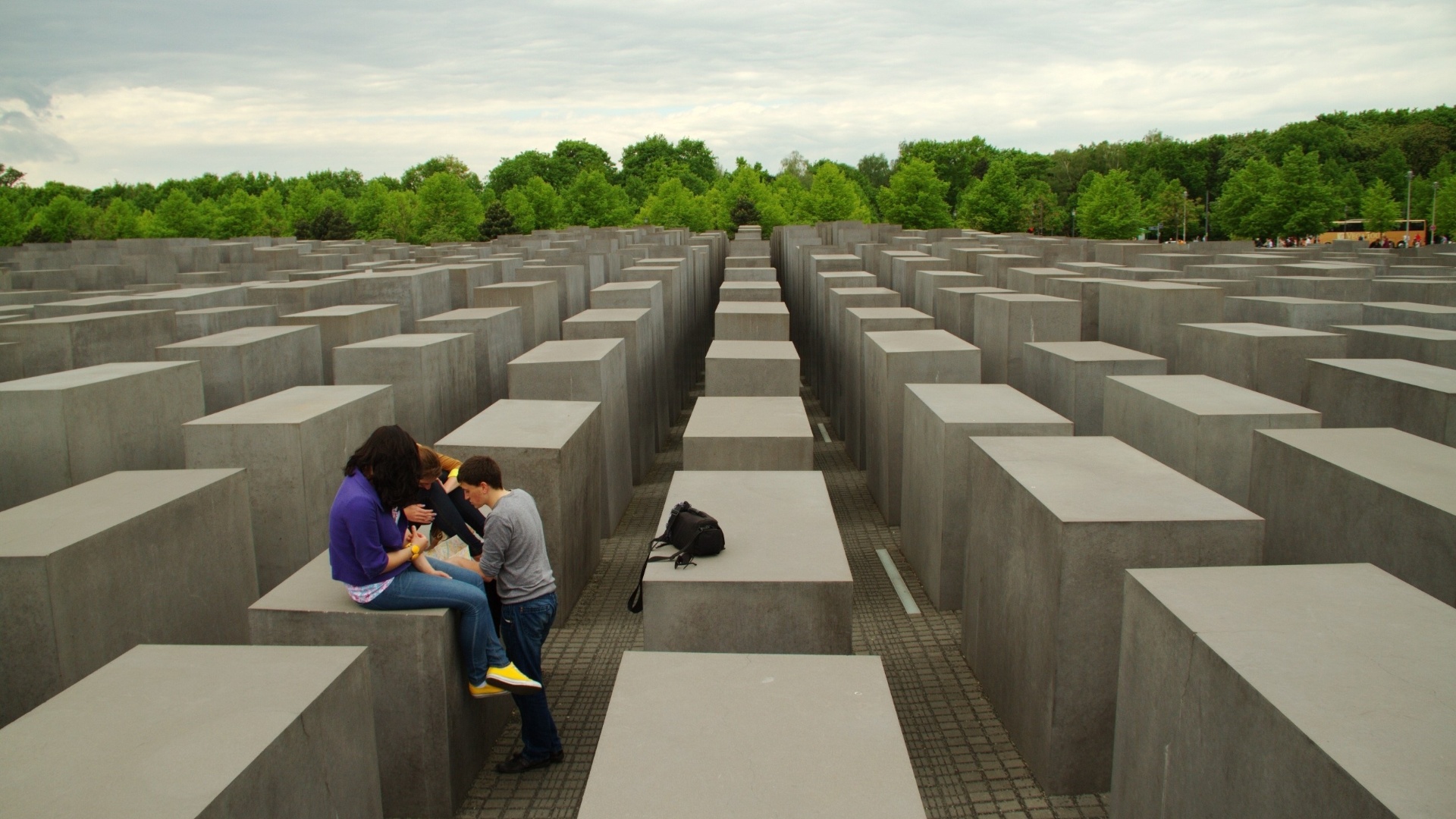 Instalado ao ar livre, em Berlim, o Memorial do Holocausto (www.stiftung-denkmal.de) é uma homenagem aos judeus perseguidos pelo sistema nazista alemão e ficou conhecido pela obra 'Campo de Estelas', estreitos corredores formados por 2700 peças com alturas diferentes que imitam colunas funerárias em um espaço de vinte mil m² que são percorridos pelos visitantes - Divulgação