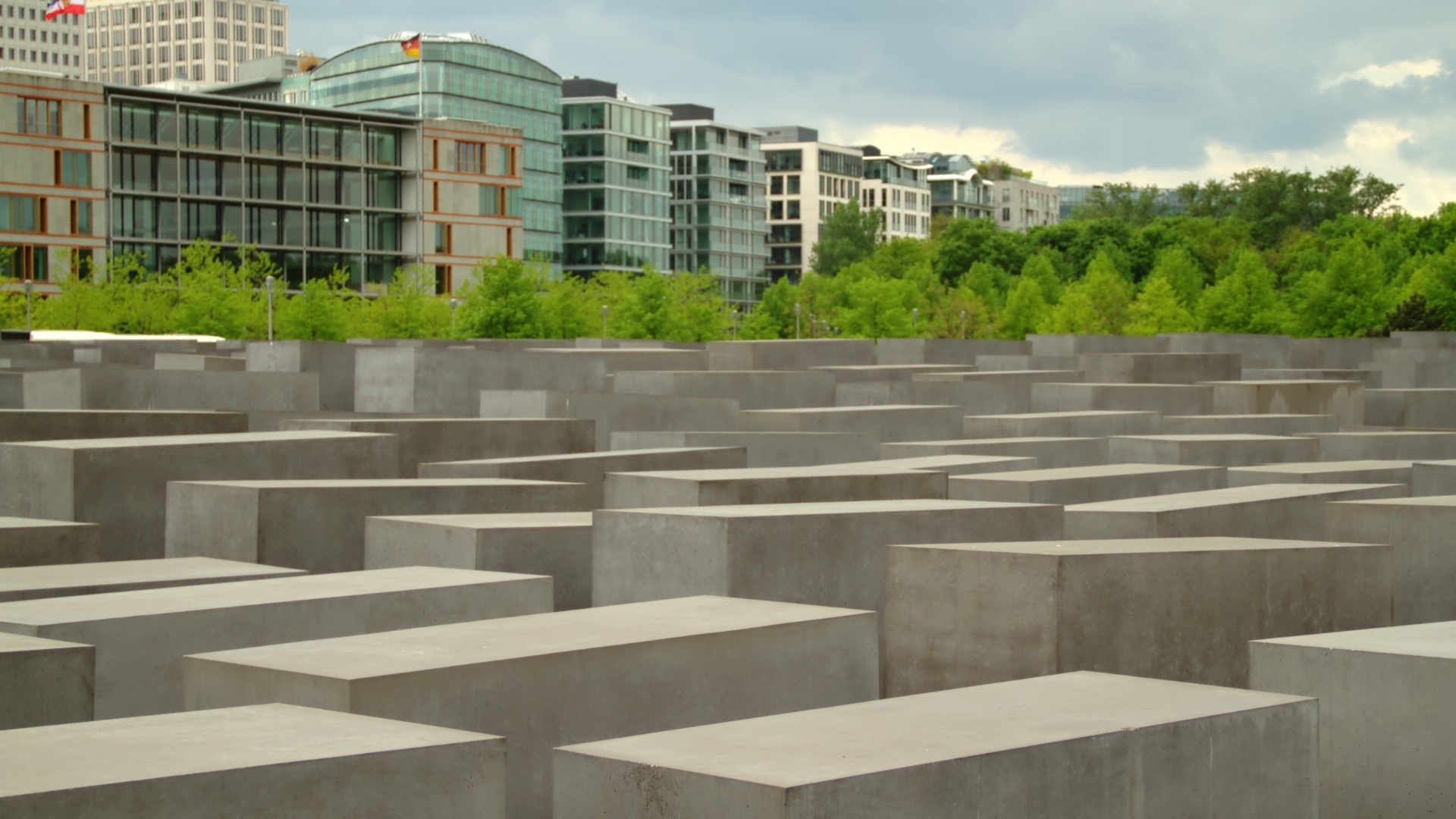 Instalado ao ar livre, em Berlim, o Memorial do Holocausto (www.stiftung-denkmal.de)  é uma homenagem aos judeus perseguidos pelo sistema nazista alemão e ficou conhecido pela obra 'Campo de Estelas', estreitos corredores formados por 2700 peças com alturas diferentes que imitam colunas funerárias em um espaço de vinte mil m² que são percorridos pelos visitantes - Divulgação