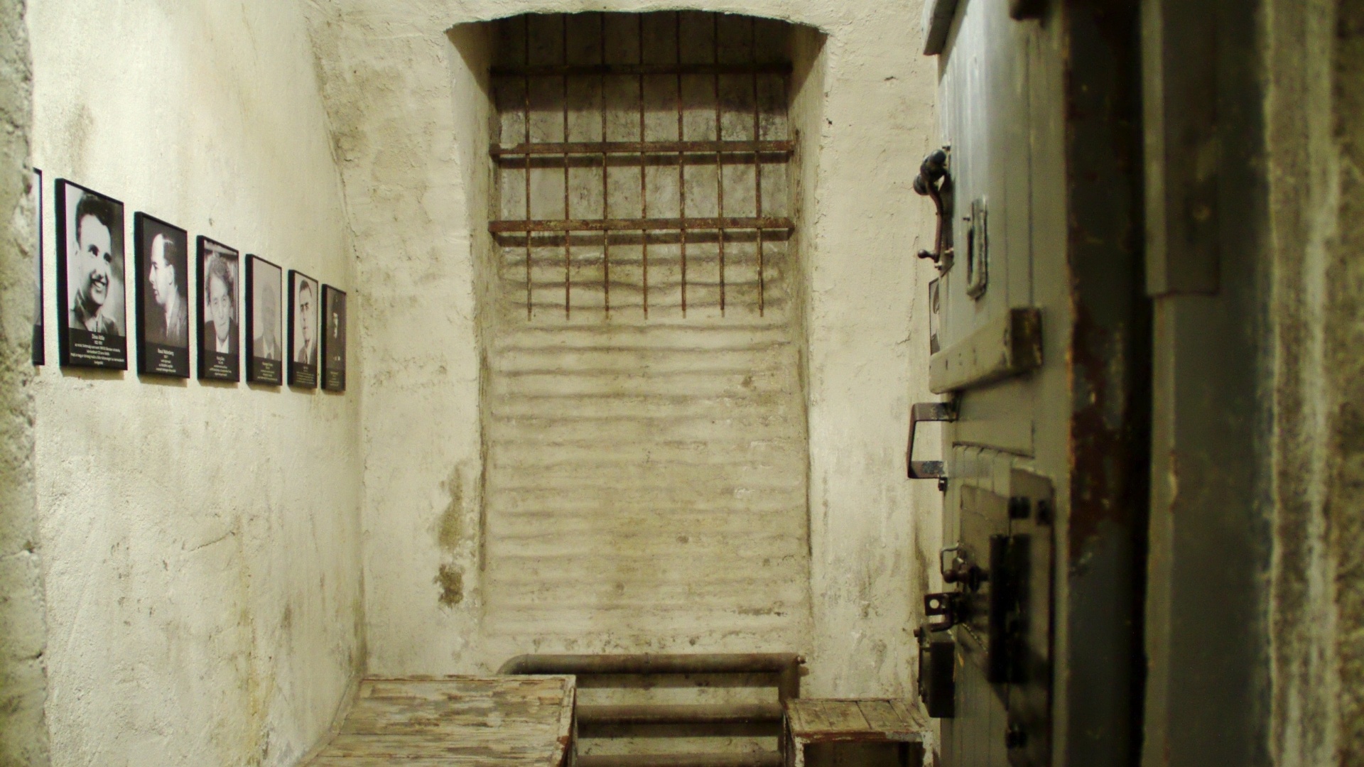Interior de uma das celas da impressionante 'Casa do Terror' (www.terrorhaza.hu), museu de Budapeste dedicado aos dois sistemas totalitários que dominaram a capital da Hungria, o nazismo e o comunismo, ao longo do século 20. Com trilha sonora e iluminação que variam de acordo com a sala visitada, o local abriga salas e objetos de tortura, reconstrução de ambientes soviéticos e ambientes com fotos e vídeos de forte impacto relacionados ao 'gulag', como eram conhecidos os campos de concentração - Divulgação