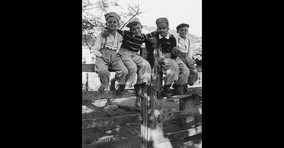 João Carlos Haas Sobrinho (seg. à esquerda) é retratado nesta foto de família sorrindo, ao lado de seus amigos de infância no Brasil, em 1947. Ele foi estudar medicina na Universidade Federal do Rio Grande do Sul (UFRGS), mas ele teve sua licença médica revogada após ter se tornado um militante de esquerda, depois que os militares chegaram ao poder - Gustavo Germano