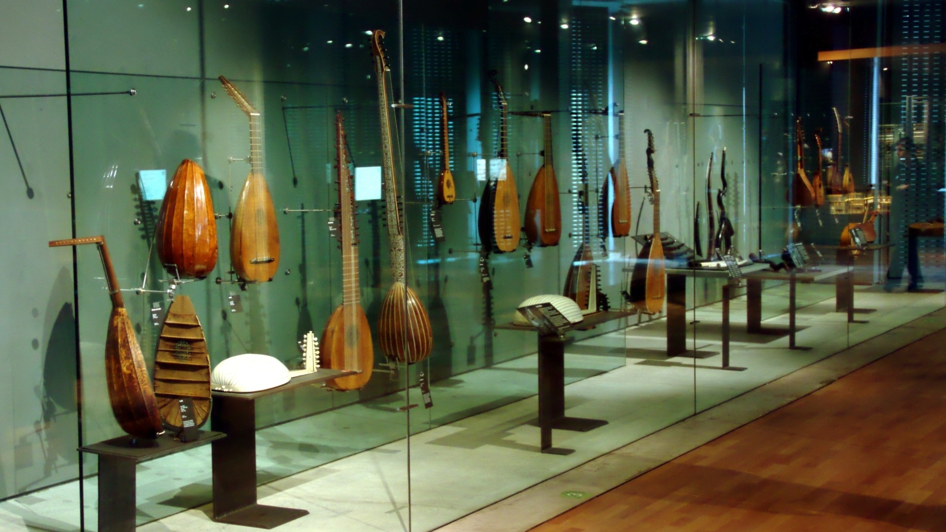 Localizado em Paris, o Cité de la Musique (www.citedelamusique.fr) possui uma coleção com seis mil peças que contam a história dos últimos quatrocentos anos da música ocidental como instrumentos musicais do século 17 e um baixo com quatro metros de altura - Divulgação