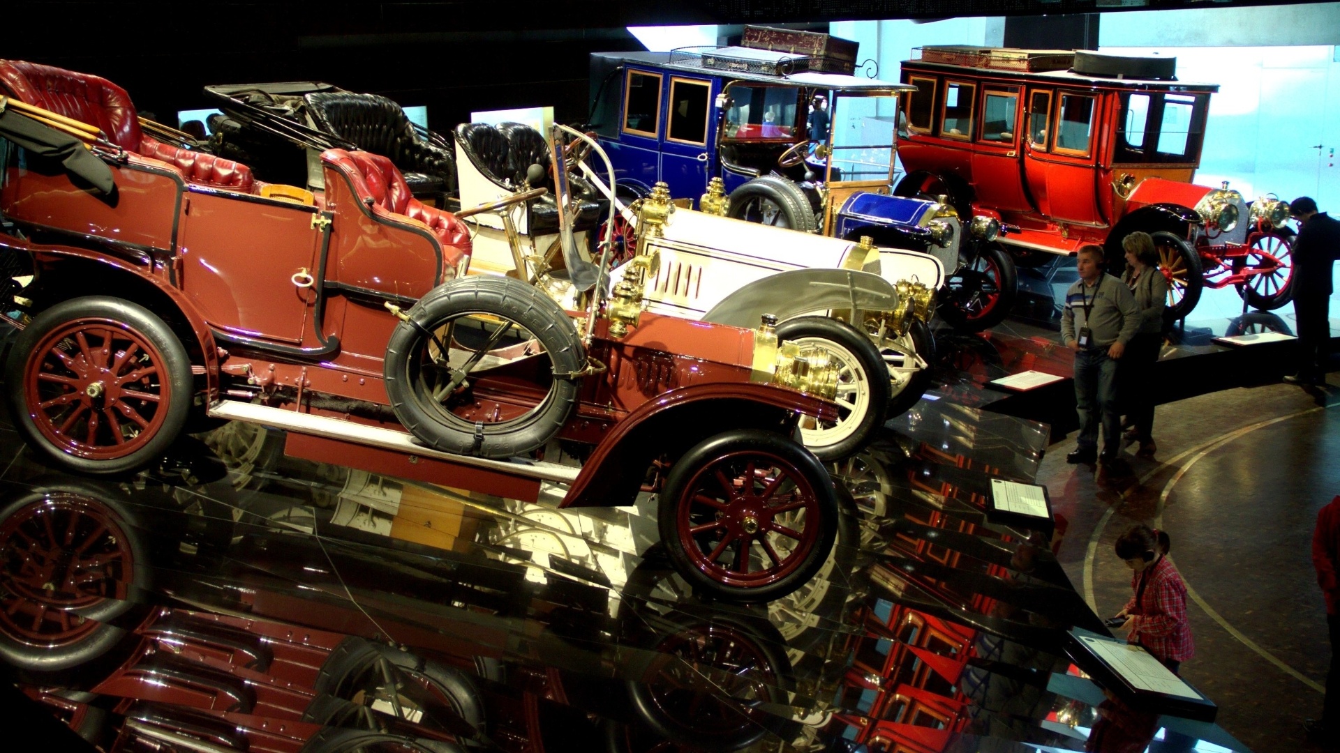 Localizado em um edifício futurista com interior inspirado na dupla hélice de DNA, o Museu Mercedes (www.mercedes-benz-classic.com) é um dos espaços de exposição mais impressionantes de toda a Alemanha. No local, é possível conhecer a história do automobilismo desde a invenção do primeiro automóvel movido à gasolina, como o modelo Simplex de 1902, até carros de corrida que podem ser vistos do alto de uma arquibancada - Divulgação