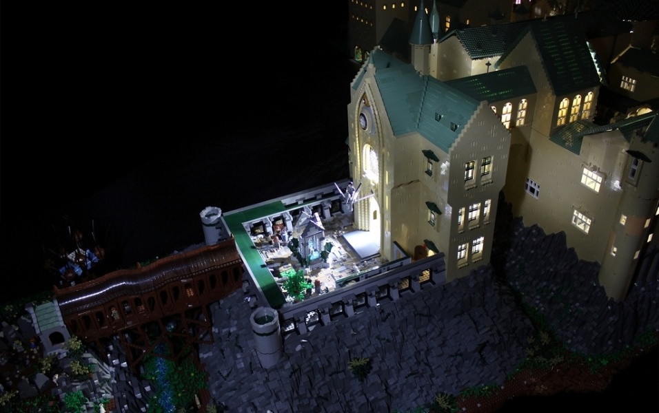 Luzes acesas dentro de maquete de Hogwarts feita com Lego - Bippity Bricks/Flickr
