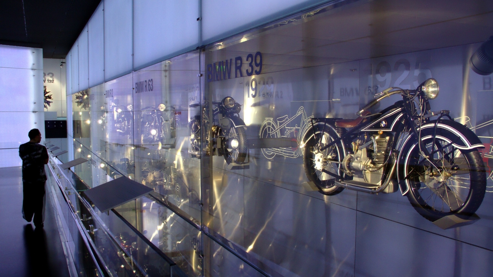 Munique, cidade industrial da Alemanha, é endereço do museu BMW (www.bmw-welt.com), espaço de cinco mil m² com acervo de mais de 120 peças como modelos automotivos antigos, motocicletas e peças produzidas para aviões. O museu está localizado em um edifício em forma de bacia declarado patrimônio artístico da cidade - Divulgação