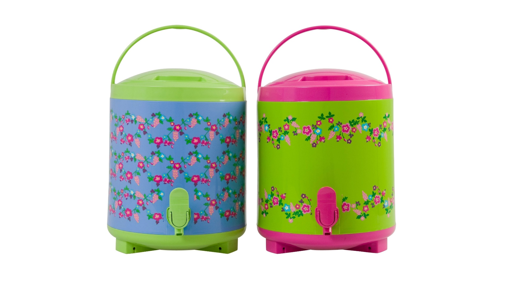 Nada como mater o refresco geladinho por horas e com estilo. Os coolers da Coisas da Doris (www.coisasdadoris.com.br) são feitos de plástico, com cores vivas e estampas florais. Com capacidade para armazenar até 8 litros. Cada um custa R$ 600 I Preços pesquisados em fevereiro de 2013 e sujeitos a alterações - Divulgação