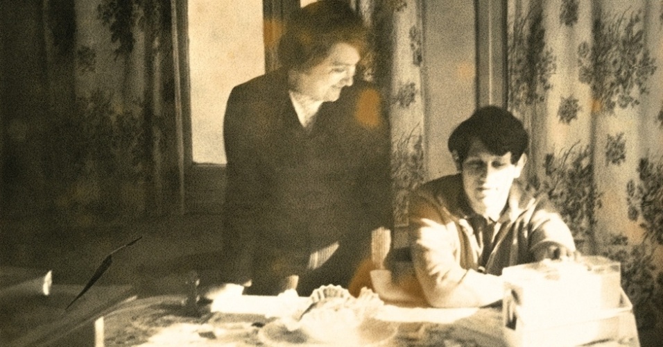 Nesta foto de família, Clara Alkterman olha com orgulho para seu filho Claudio Marcelo Fink, um argentino que estava estudando engenharia eletromagnética na Universidade Tecnológica Federal do Paraná (UTFPR) - Gustavo Germano