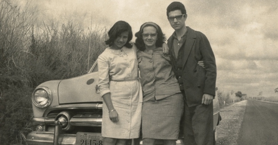 O advogado Luiz Alemida Araújo, retratado aqui com sua irmã e mãe, foi preso e torturado pela primeira vez em 1966, após ter se envolvido com o movimento estudantil. Em seguida, ele foi libertado - Gustavo Germano