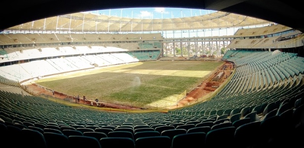 Visão do alto das arquibancadas da Arena Salvador em fevereiro de 2013