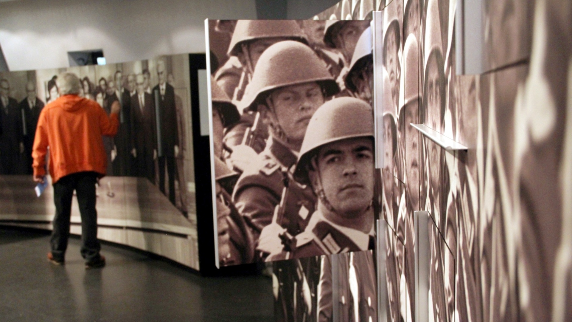 Vista de uma das salas do DDR (www.ddr-museum.de), museu localizado em Berlim que recria o período do socialismo na antiga República Democrática Alemã. Aqueles duros anos na Alemanha são revividos em ambientes que retratam o cotidiano da população como salas e banheiros decorados com objetos originais, e gavetas com curiosidades da época que podem ser manipuladas pelos visitantes - Divulgação