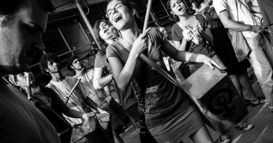 01.mar.2013 - Alunos da USP hostilizaram feministas durante trote na última terça-feira (26) em São Carlos. Alguns estudantes chegaram a ficar pelados e simularam sexo com bonecas infláveis - Divulgação/Frente Feminista