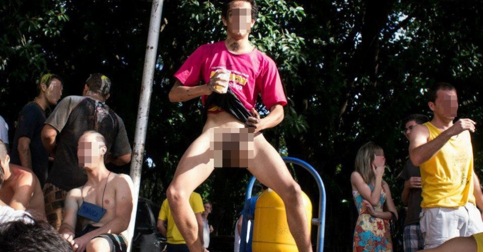 01.mar.2013 - Alunos da USP hostilizaram feministas durante trote na última terça-feira (26) em São Carlos. Alguns estudantes chegaram a ficar pelados e simularam sexo com bonecas infláveis - Divulgação/Frente Feminista