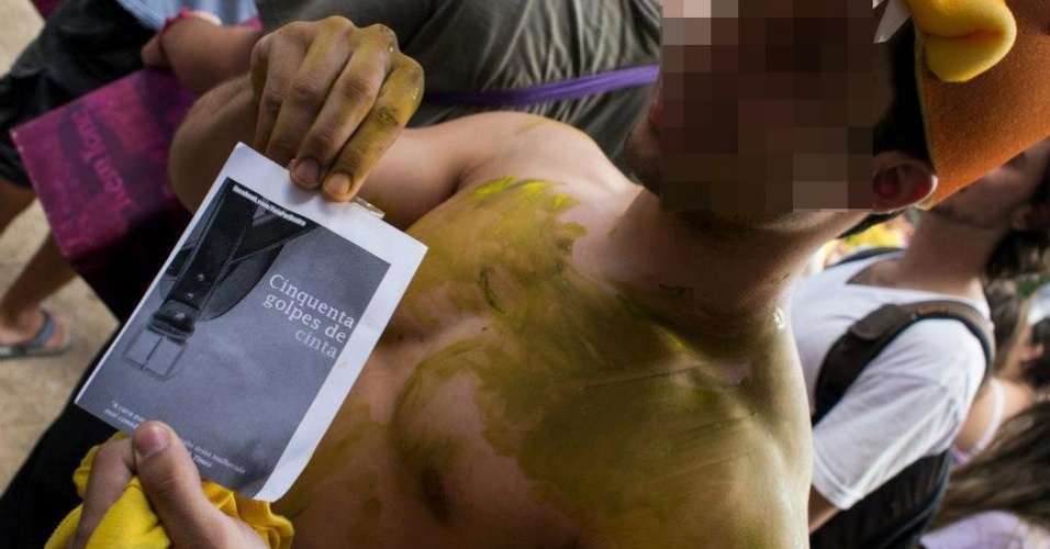 01.mar.2013 - Alunos da USP hostilizaram feministas durante trote na última terça-feira (26) em São Carlos. Alguns estudantes chegaram a ficar pelados e simularam sexo com bonecas infláveis - Divulgação/Frente Feminista