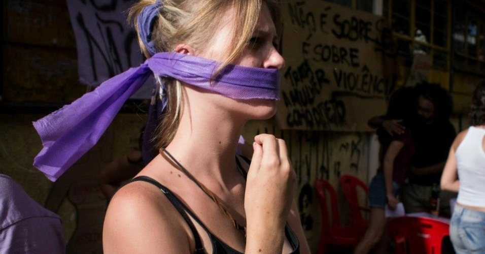 01.mar.2013 - Alunos da USP São Carlos hostilizaram feministas durante trote na última terça-feira (26). Alguns estudantes chegaram a ficar pelados e simularam sexo com bonecas infláveis - Divulgação/Frente Feminista