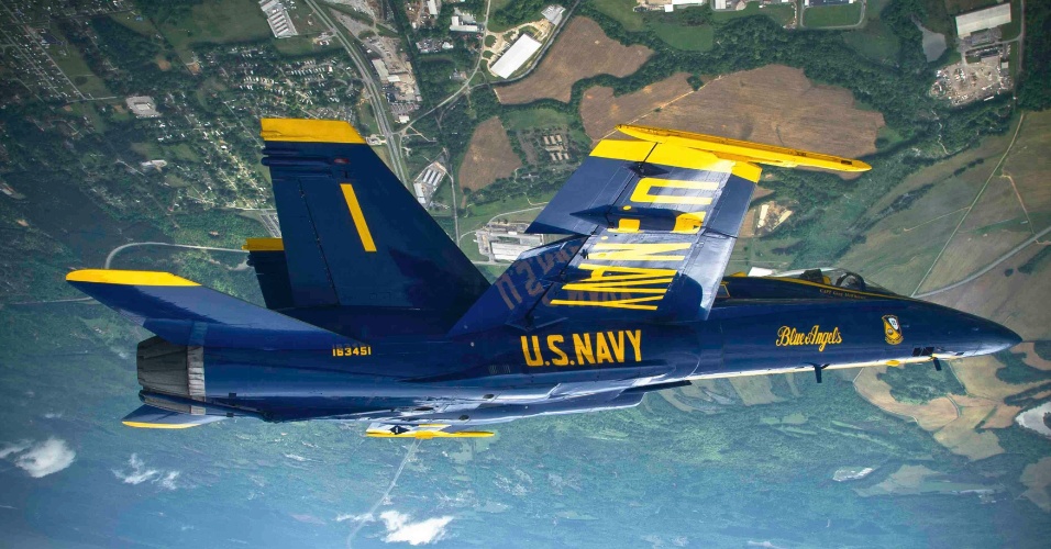01.mar.2013 - Caça F/A-18 Hornets do esquadrão de vôo da Marinha dos EUA Blue Angels, durante o Show Aéreo Regional Tuscaloosa em Tuscaloosa, no Alabama