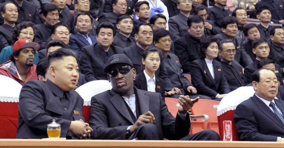 01.mar.2013 - Dennis Rodman assiste à partida dos Harlem Globetrotters ao lado do líder da Coreia do Norte, Kim Jong-Un, em Pyongyang - EFE/KCNA