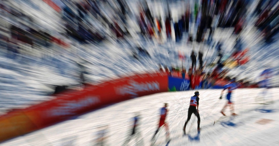 01.mar.2013 - Esquiadores durante a competição Cross Country do relezamento 4x10km no Campeonato Mundial Nordic de Esqui em Val di Fiemme, na Itália