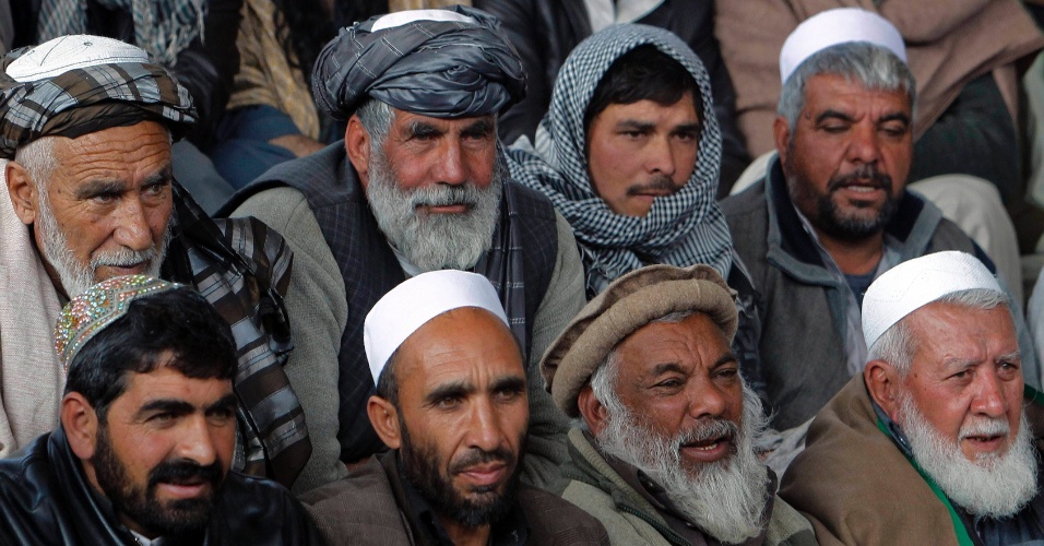 01.mar.2013 - Homens assistem a uma briga de galos tradicional em Cabul