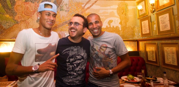 Neymar e Emerson posam para foto ao lado de Isaac Azar, dono do Paris 6 - Fernando Donasci 